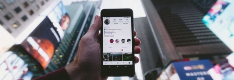 Create a Business Card with Social Media Links: Strengthen Your Credibility